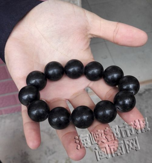 这条黑珠手串乍一看不起眼，可来头不小