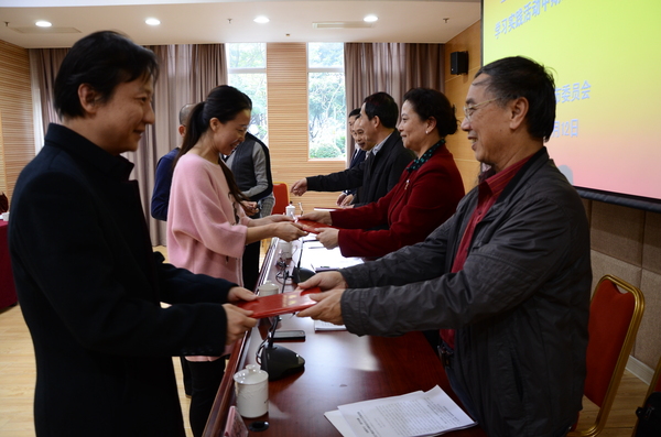 致公党厦门市委为学习实践活动（2014-2015年 ）先进个人颁奖。