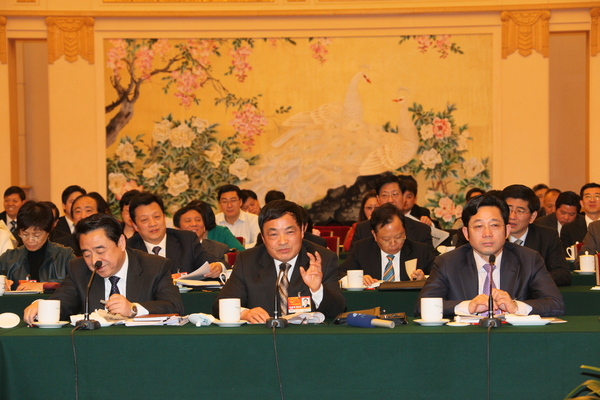 2011年3月全国两会期间，徐安碧（前排左）作为江苏代表团成员的人大代表，就宜兴紫砂的现状和未来发言。