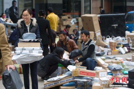 快递条例征求意见今截止抛扔包裹高额罚款引热议