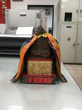 萧姓、刘姓男子盗窃的土地公像。来源 台湾联合新闻网