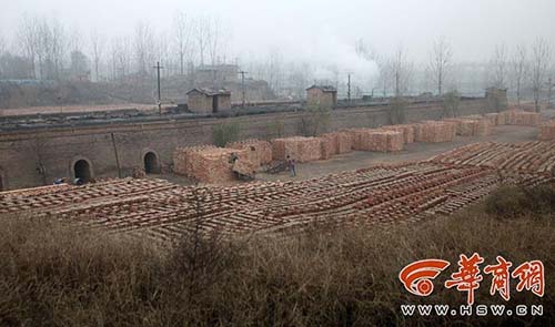 近日，砖厂就地取材用黄土烧砖，多年来取土面积不断扩大，范围向不远处的全国重点文物保护单位渭陵延伸，这一现象被一名文物爱好者观测卫星照片发现，并在网上公开。一位曾参与渭陵调查勘探的专家认为，砖厂取土已侵入了渭陵的建设控制地带，这一区域属于渭陵陵园夯土垣墙。“砖厂不仅破坏了2000多年前的陵园垣墙，还用垣墙夯土来烧砖售卖，这太荒唐了。” 图片来源：华商网