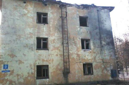 阿尔汉格尔斯克州当地媒体报道称，一座三层高的居民楼被击中并起火（网页截图）