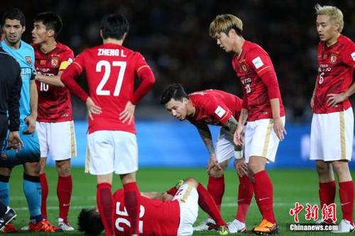 恒大队员邹正在比赛中，腿部严重受伤，被抬下场急救。视觉中国供图