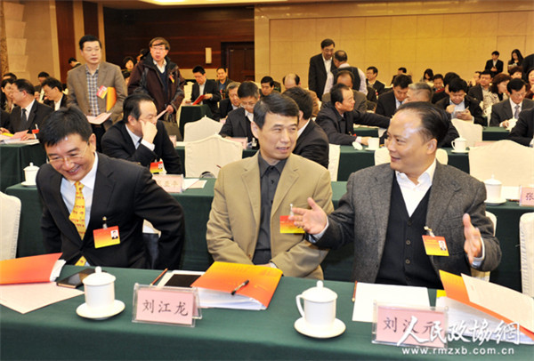 民建会员刘志圣、刘江龙、刘汉元在一起交谈_副本_副本