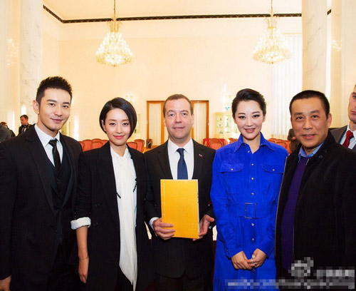 俄总理接见黄晓明，12月17日，俄罗斯总理梅德韦杰夫在俄罗斯驻华大使馆与中国青年代表座谈。许晴、黄晓明、马伊琍作为中国电影界代表出席活动，并受到俄罗斯总理接见。许晴一袭蓝色长裙优雅亮相。马伊琍黑套装显干练。