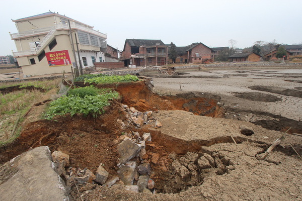 湖南邵阳现“天坑村” 河水断流田地被吞房塌桥断2