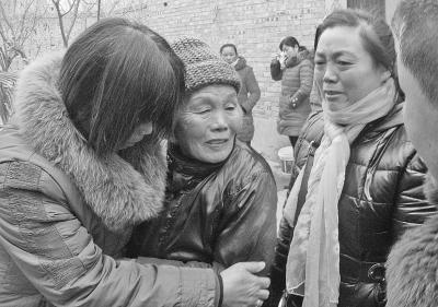 看见自己的侄女、侄儿，刘翠英老人悲喜交集。图片来源：大河报