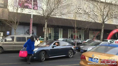 图为夫妻二人在街头吵架致交通瘫痪。