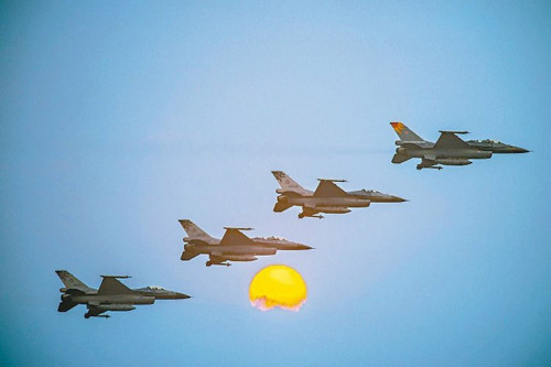 花莲七星潭迎元旦曙光F-16战机将低飞冲场（图）