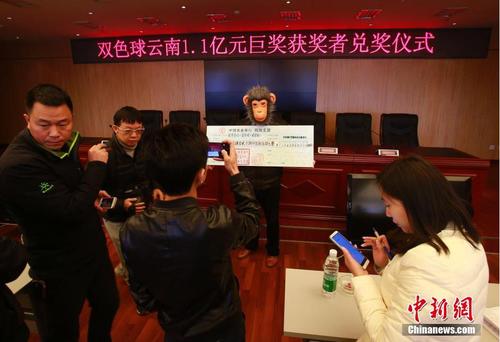 细心的彩民朋友不难发现，这14注超值一等奖的10注均出自云南昭通，由一位彩民独揽。由于双色球游戏正在进行6亿元大派奖，一等奖中奖者将按注数均分派奖奖金，单注最高限额500万元，再加上当期一等奖的奖金，该彩民狂揽奖金共计1.1亿元！ 图片来源：视觉中国