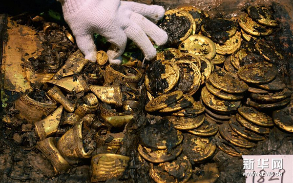 数量为汉墓考古之最这是在海昏侯墓主棺出土的金饼（12月24日摄）。