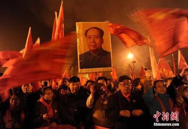 数万民众凌晨赴韶山 纪念毛泽东诞辰122周年1