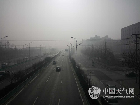 12月25日，石家庄东二环附近天空灰蒙蒙一片。