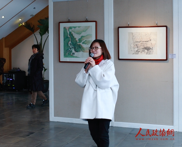 “学院风骨——中国画四人作品展”策展人陆扬主持开幕仪式