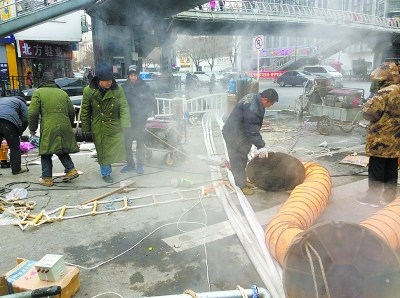 北京大兴一地下供暖主管破裂致多个小区停暖（图）