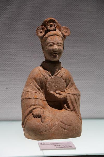 红陶梳妆俑