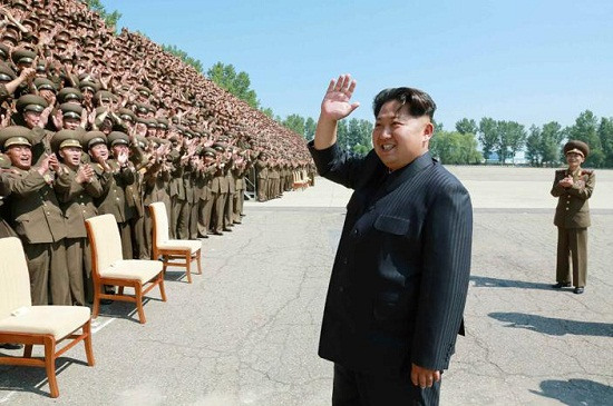 金正恩亲自向朝鲜水产部门有功人员授予奖章（图）