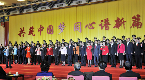 全国政协副主席、政协常委、委员合唱《我们走在大路上》1
