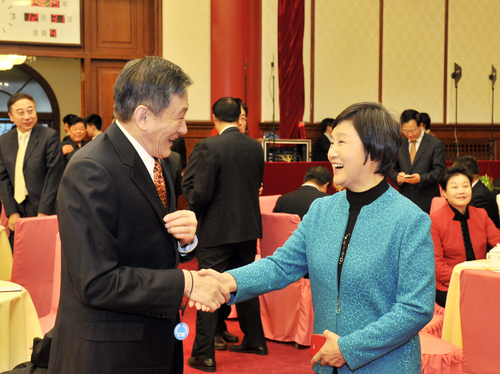 吴江、杨承志相见在新年茶话会上