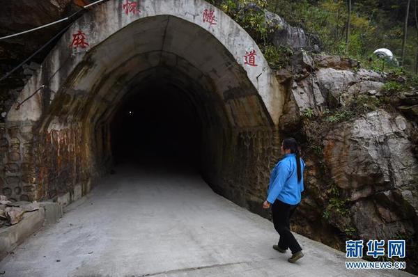 “女愚公”砍山凿洞 为打通脱贫之路2