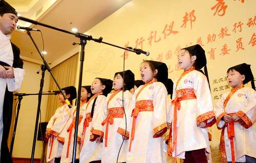 少儿国学的学生们在老师的带领下吟诵《声律启蒙》