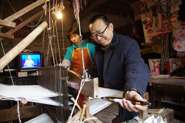 潘鲁生在乡村调研传统手工艺