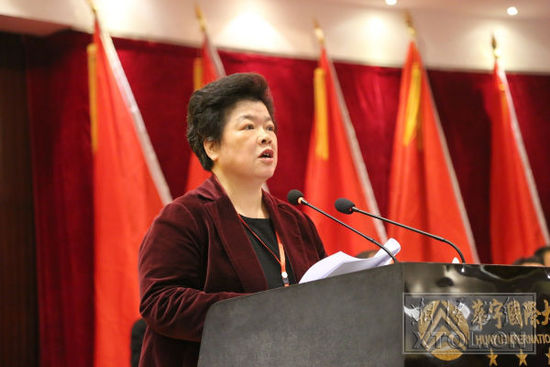湘潭市政协主席周放良代表政协湘潭市十一届委员会常务委员会向大会作工作报告。
