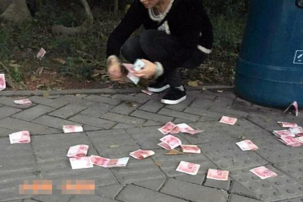 深圳一男子公交站撒万元现金离开 路人交警察1