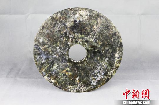 刻纹玉璧。　南京博物院供图 摄