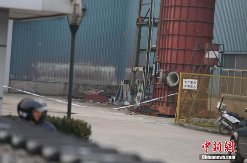1月13日，上海市宝山区一机械厂发生爆炸，目前已造成4人死亡、2人受伤，具体事故原因正在进一步调查中。图为事发厂房拉起警戒线。中新社记者 张亨伟 摄