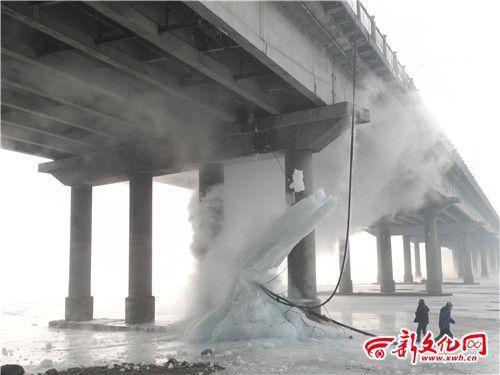 吉林铲除巨型冰柱用七吨沸水