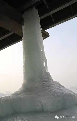 吉林铲除巨型冰柱用七吨沸水
