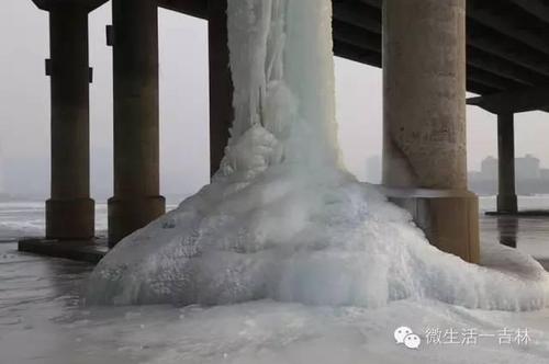 吉林铲除巨型冰柱用七吨沸水