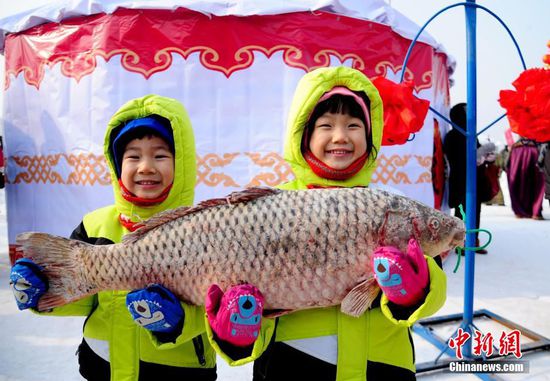 2016年01月16日，辽宁省沈阳市，为期一个半月的第四届辽宁康平卧龙湖大辽文化冬捕节在沈阳市康平县卧龙湖开幕，期间举行辽代祭祖仪式、祭湖醒网仪式、观看北方传统古法捕鱼、品尝鱼头汤、看雪雕、逛庙会等丰富多彩的系列活动。卧龙湖位于沈阳北部，面积127.5平方公里，是辽宁省最大的平原淡水湖。当地的大辽文化冬捕节已经连续举办三届，辽代元素贯穿整个冬捕活动，成为辽宁北部地区独具特色的冬季旅游品牌。视觉中国