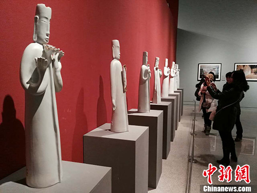 朱乐耕在其作品前接受媒体采访。宋宇晟 摄