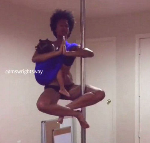 怀特已经在Facebook上分享视频,视频中怀特一边给女儿哺乳,一边跳钢管舞,引发了诸多争议。(网页截图)