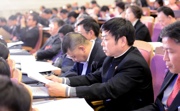 委员在开幕式现场听取报告。