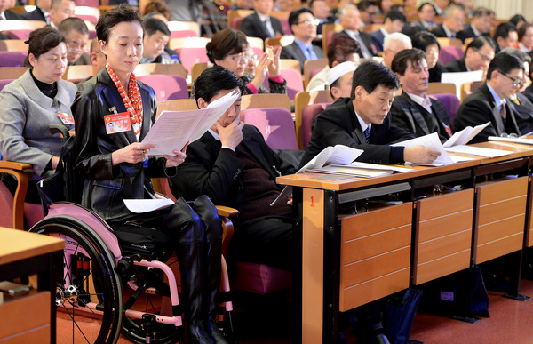 委员在开幕式现场听取报告。1