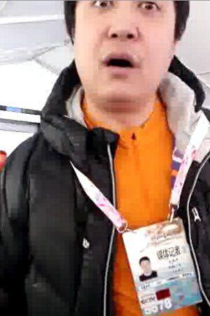今日一则央视记者大闹冬运会的安检口的视频在网络流传，视频全长 1 分 44 秒。视频显示，该名携带“媒体记者”证的黑衣男子在某安检口和安检人员发生冲突，安检人员让其脱掉外套配合安检，男子态度十分嚣张，统一回复“我冷”，并质问“省领导需要安检吗？”