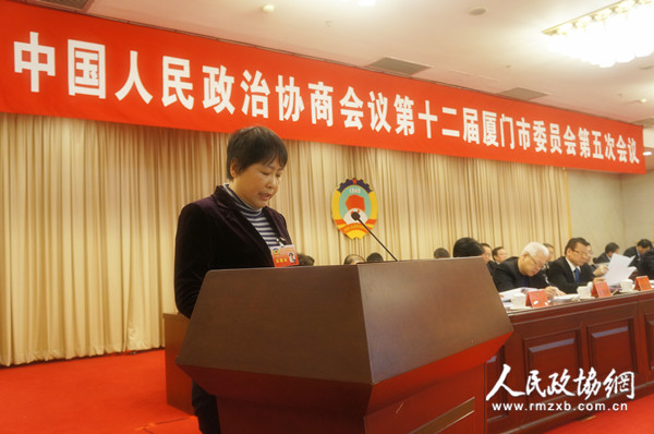 1月20日，在厦门市政协十二届五次会议的大会发言上，蓝萍委员代表民建厦门市委作题为《推动“十三五”厦门港集装箱吞吐量增长的建议》的发言。