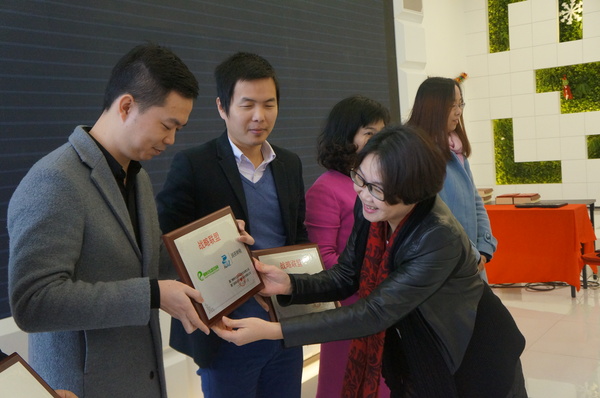 庄洁代表蝌蚪生态空间为战略合作机构授牌。