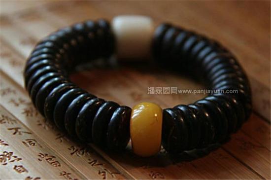 椰壳原料主要以海南椰壳为主。清代称“木牙”、“椰蒂”、“满贯”，盘佩椰壳佛珠，冬不凉手，夏不畏汗。 2015年年初，一条直径8mm以上椰蒂108颗圆珠价格能达数千元，而且难求。在这之前，一条椰壳隔片价格也在几十元左右。七八月份之后，椰壳价格开始下滑，椰蒂、椰壳圆珠开始大量出现，而且价格转低。目前，一条椰壳隔片15元左右就可买到。8mm左右的椰壳108颗扁珠价格通常低于200元，椰蒂价格比之略高。9*9mm尺寸的椰蒂圆珠，价格也跌破2000。拥有一条正圆椰蒂手串，已经不再是往昔的难求局面了。