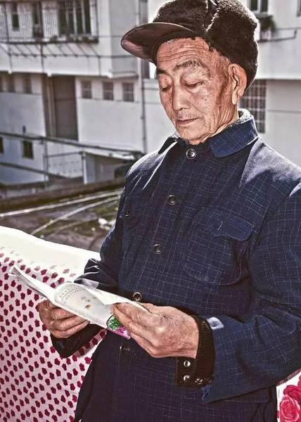 酷毙了!孙子给85岁爷爷拍了一组街拍照