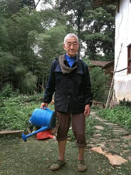 酷毙了!孙子给85岁爷爷拍了一组街拍照