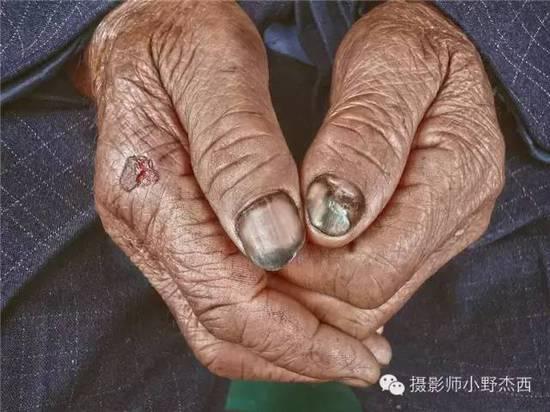 酷毙了!孙子给85岁爷爷拍了一组街拍照