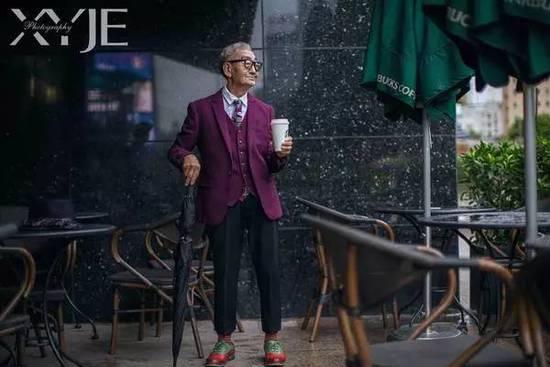酷毙了!孙子给85岁爷爷拍了一组街拍照