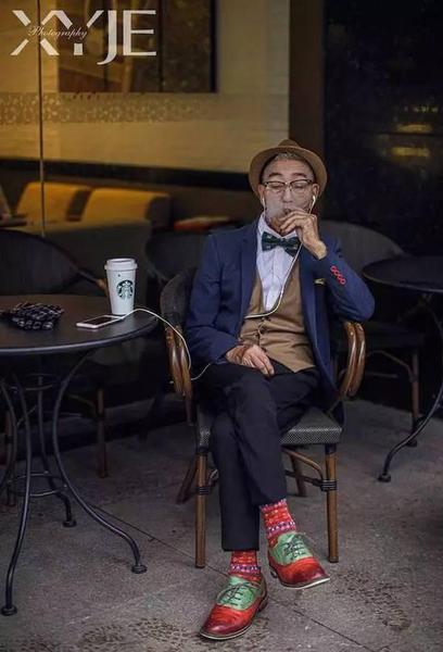 酷毙了!孙子给85岁爷爷拍了一组街拍照
