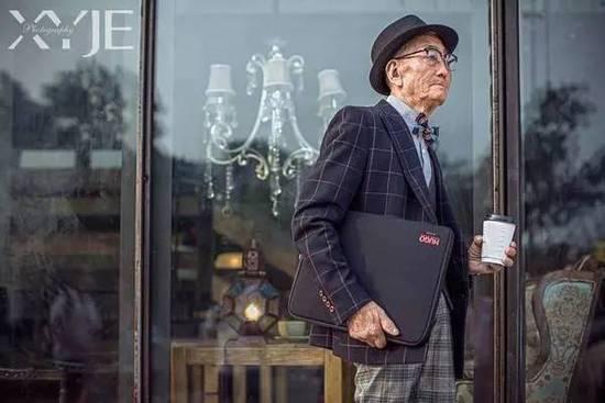 酷毙了!孙子给85岁爷爷拍了一组街拍照