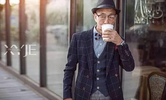酷毙了!孙子给85岁爷爷拍了一组街拍照